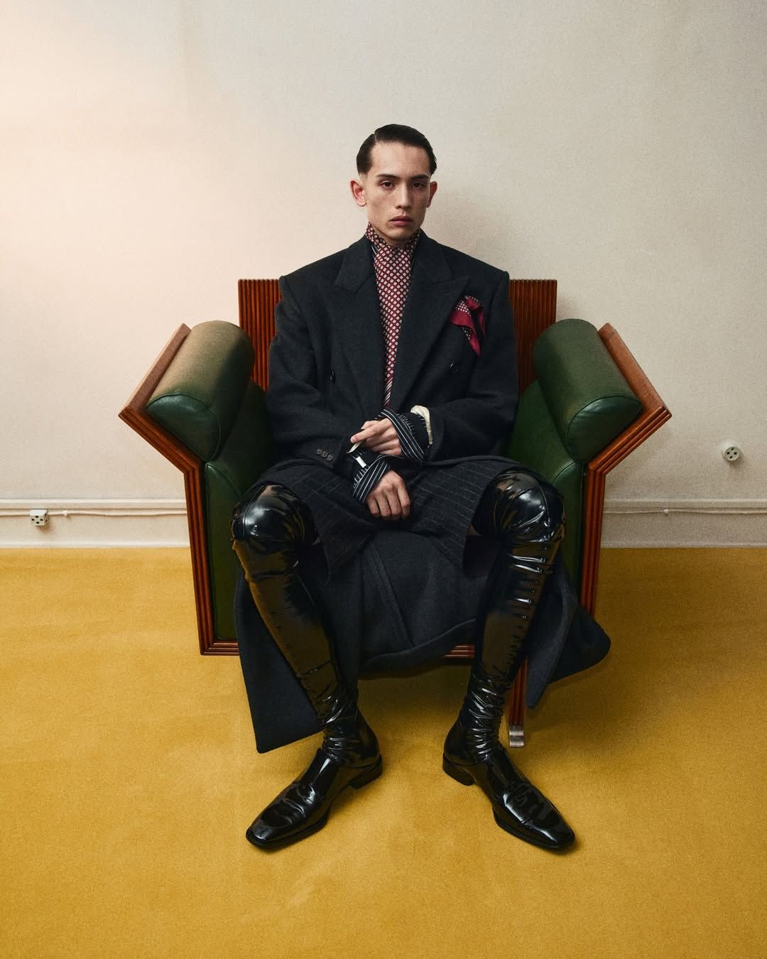 과감한 싸이하이 부츠를 선보인 생 로랑/ 이미지 출처: 생 로랑