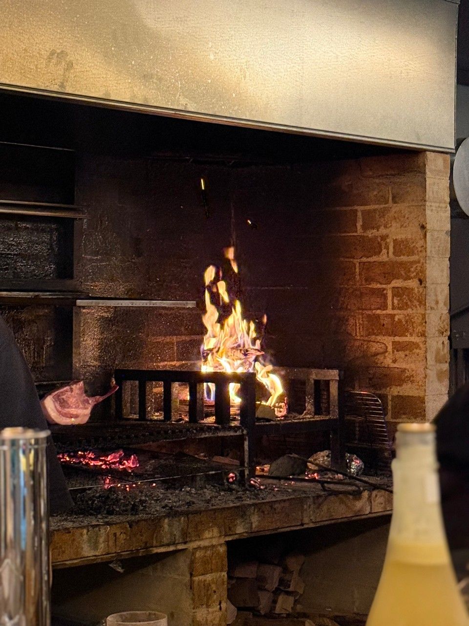 산재우는 참나무 장작불로 불맛을 낸 요리를 선보인다. | 이미지 출처: 산재우 네이버지도 업체 제공 이미지