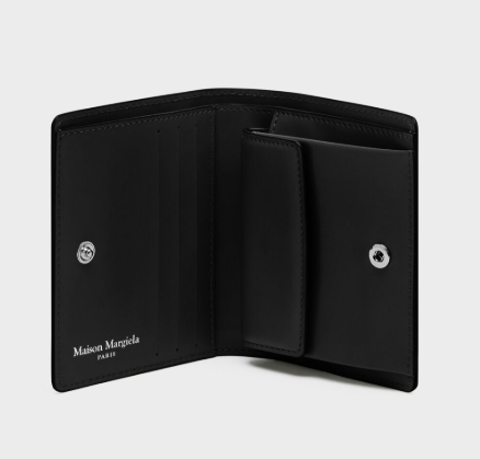 그레이니 가죽 소재의 카드 홀더. 내부에 로고 포인트. 지폐 수납공간 및 8개의 카드 슬롯. / 이미지 출처 : 마르지엘라 공식 홈페이지