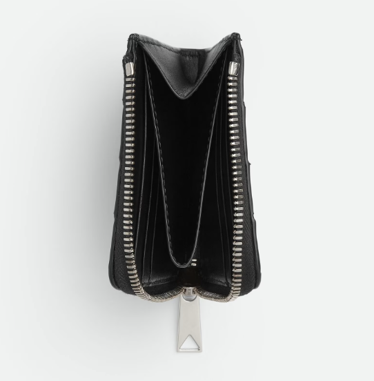 여섯 개의 내부 카드 슬롯과 한 개의 센터 동전 지갑/ 이미지 출처: 보테가베네타 공식 홈페이지 