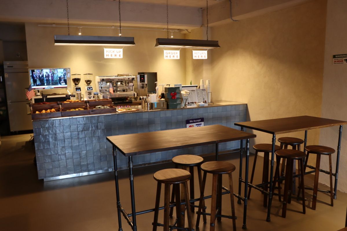 아늑한 분위기의 젠지스 내부 모습. | 이미지 출처: 젠지스 네이버지도 업체 제공 이미지