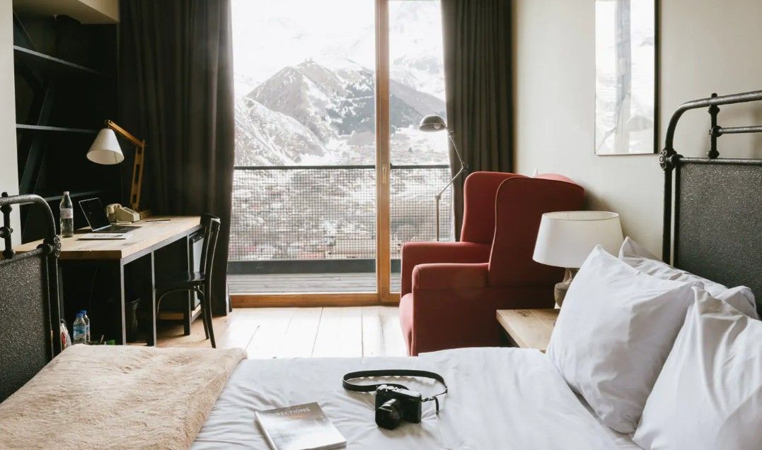 룸스 카즈베기의 산악 전망을 갖춘 스탠다드 킹 룸이다. / 출처: 룸스 카즈베기 웹사이트