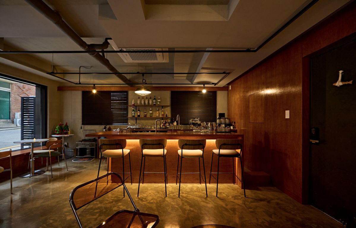 머머룸은 테이블석과 바석을 갖춰 커피 한 잔 마시기에도, 칵테일을 즐기기에도 좋다. | 이미지 출처: 머머룸 네이버지도 업체 제공 이미지