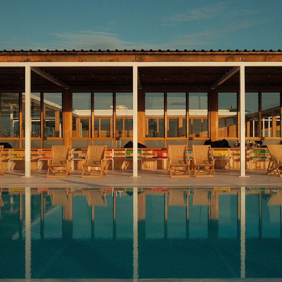 룸스 바투미의 옥상에 수영장 있어 휴식을 즐길 수 있다. / 출처: 룸스 바투미 웹사이트