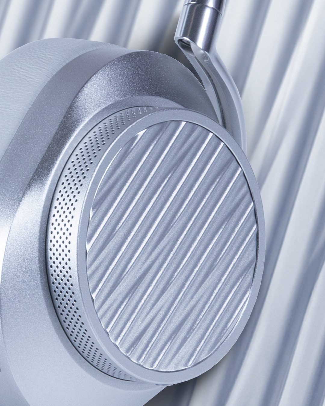 투미의 상징인 FXT 방탄 나일론과 '19 디그리' 패턴을 접목한 마스터앤다이나믹 MW75 / 이미지 출처: 마스터앤다이나믹 SNS