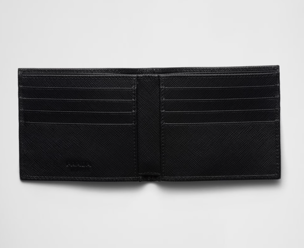 사피아노 가죽 디테일로 장식된 액세서리로 내부에는 여러 개의 카드 슬롯과 지폐 수납공간 2개가 있다/ 이미지 출처: 프라다 