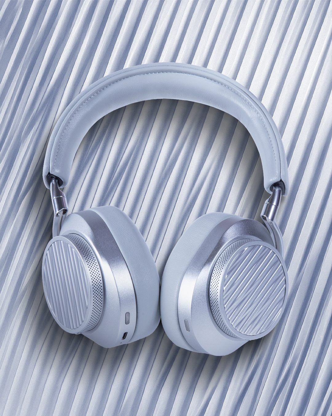 투미의 상징인 FXT 방탄 나일론과 '19 디그리' 패턴을 접목한 마스터앤다이나믹 MW75 / 이미지 출처: 마스터앤다이나믹 SNS