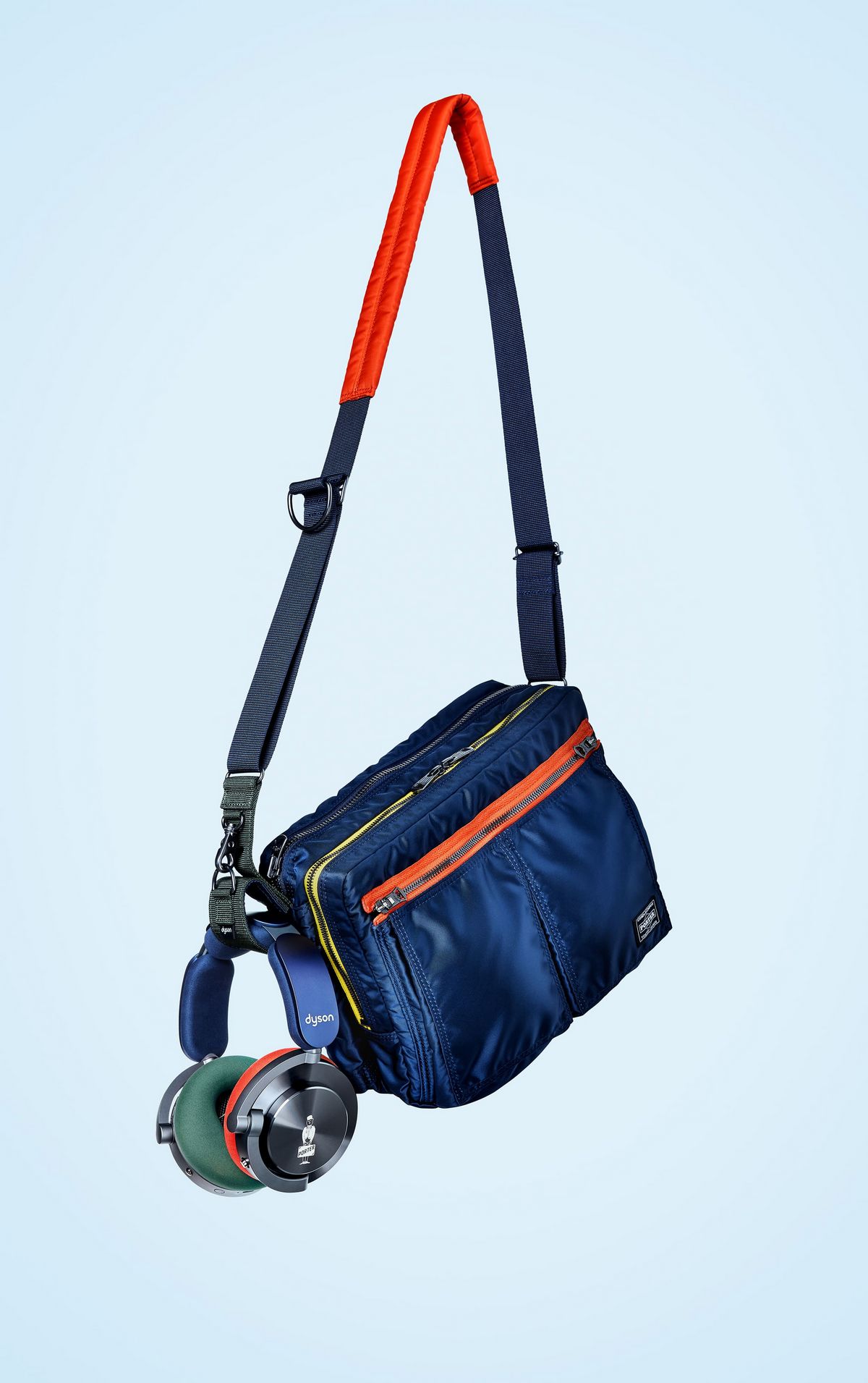 다이슨과 포터의 협업으로 만든 온트랙 리미티드 에디션. 헤드폰, 숄더백, 액세서리로 구성되어있다. / 이미지 출처: 다이슨