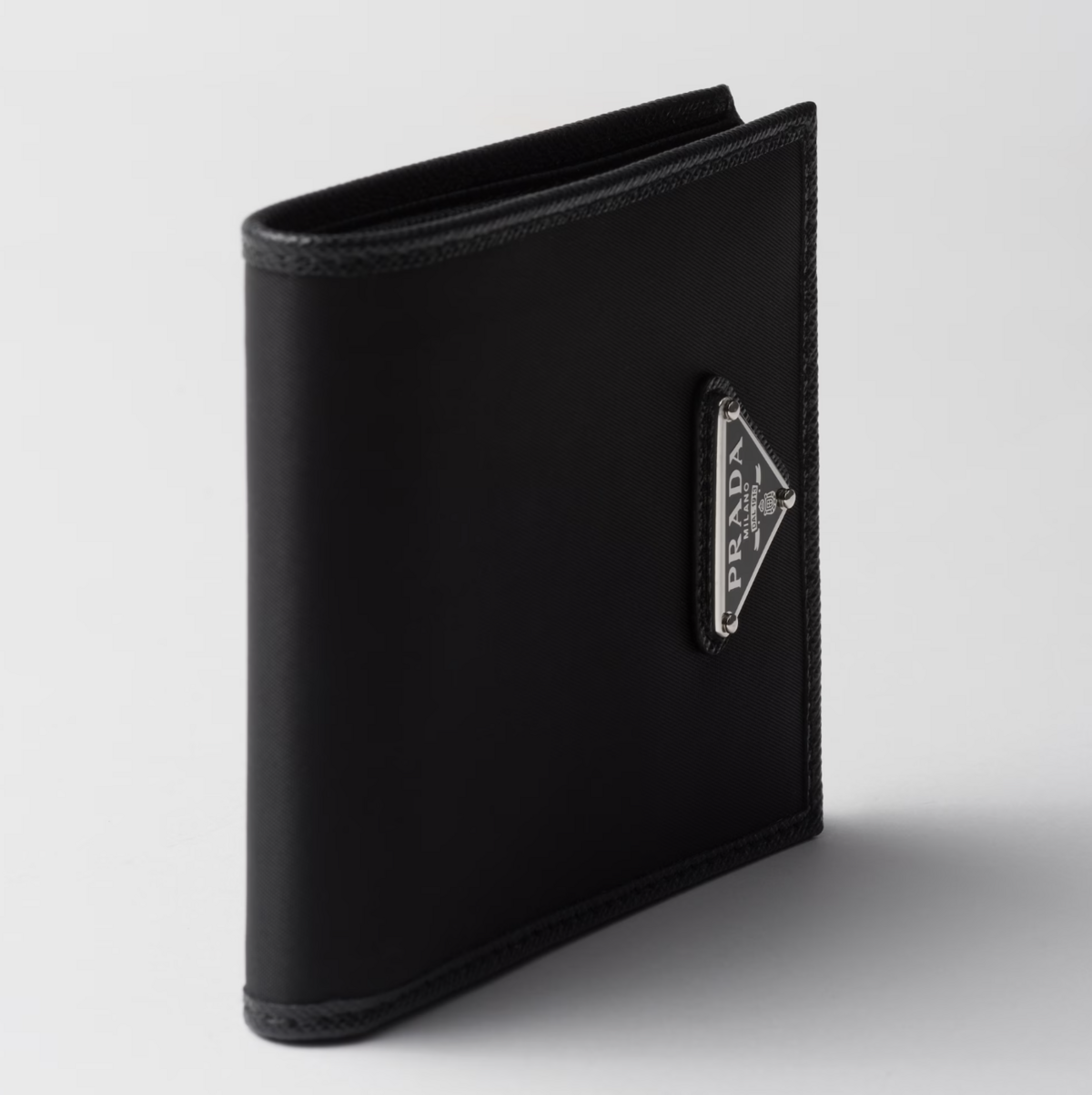 바다에서 수거한 재활용 플라스틱 소재에서 얻은 혁신적 재생 나일론 패브릭, 리나일론으로 제작됐다. / 이미지 출처: 프라다