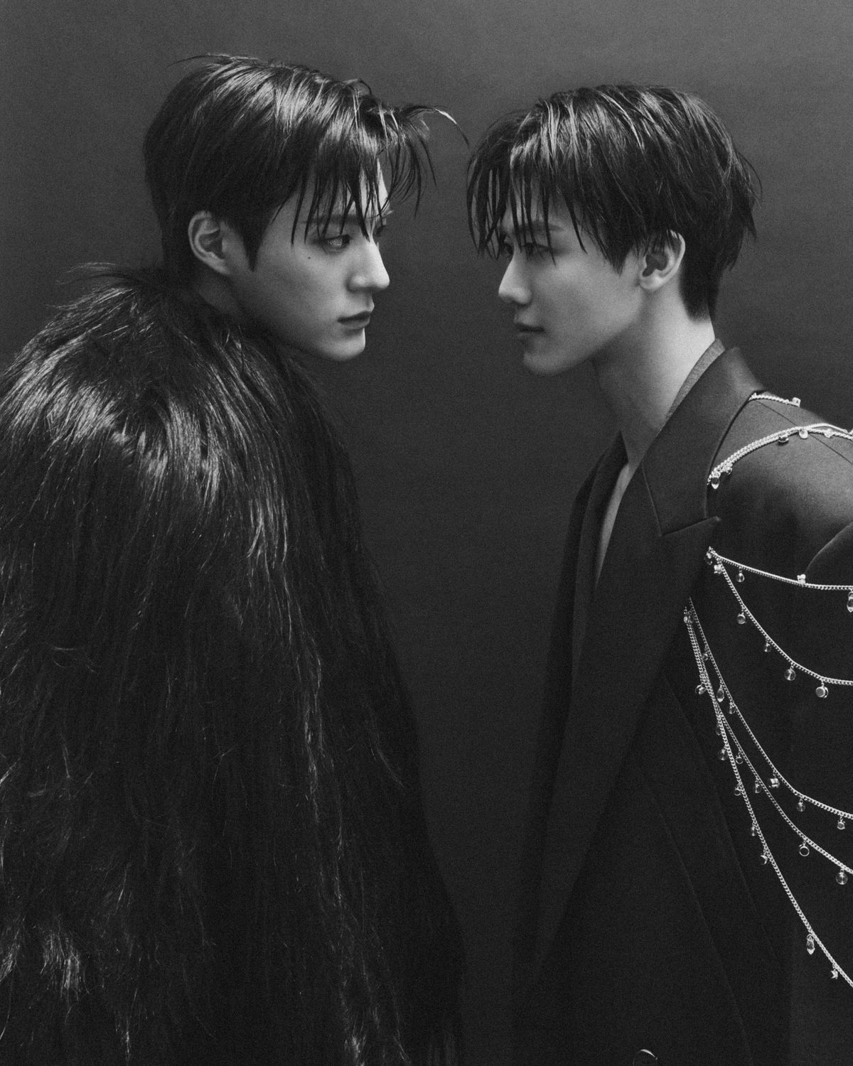 (좌) 제노가 입은 퍼 재킷, 한나신. 셔츠, 팬츠, 타이 모두 웰던. (우) 재민이 입은 코트, 웰던. 블레이저,팬츠,신발 스타일리스트 소장품. 