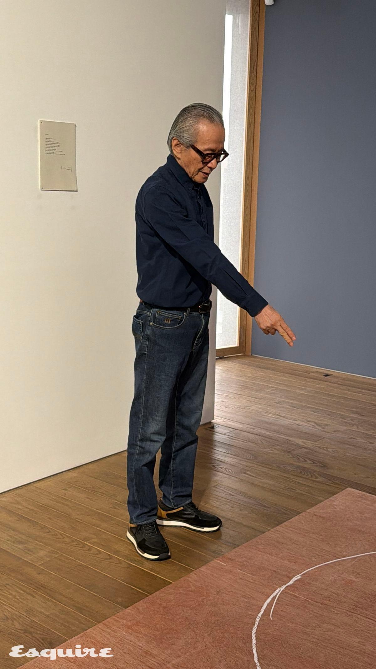 기자 간담회에서 '장소의 논리'를 재연하는 이건용 작가. 