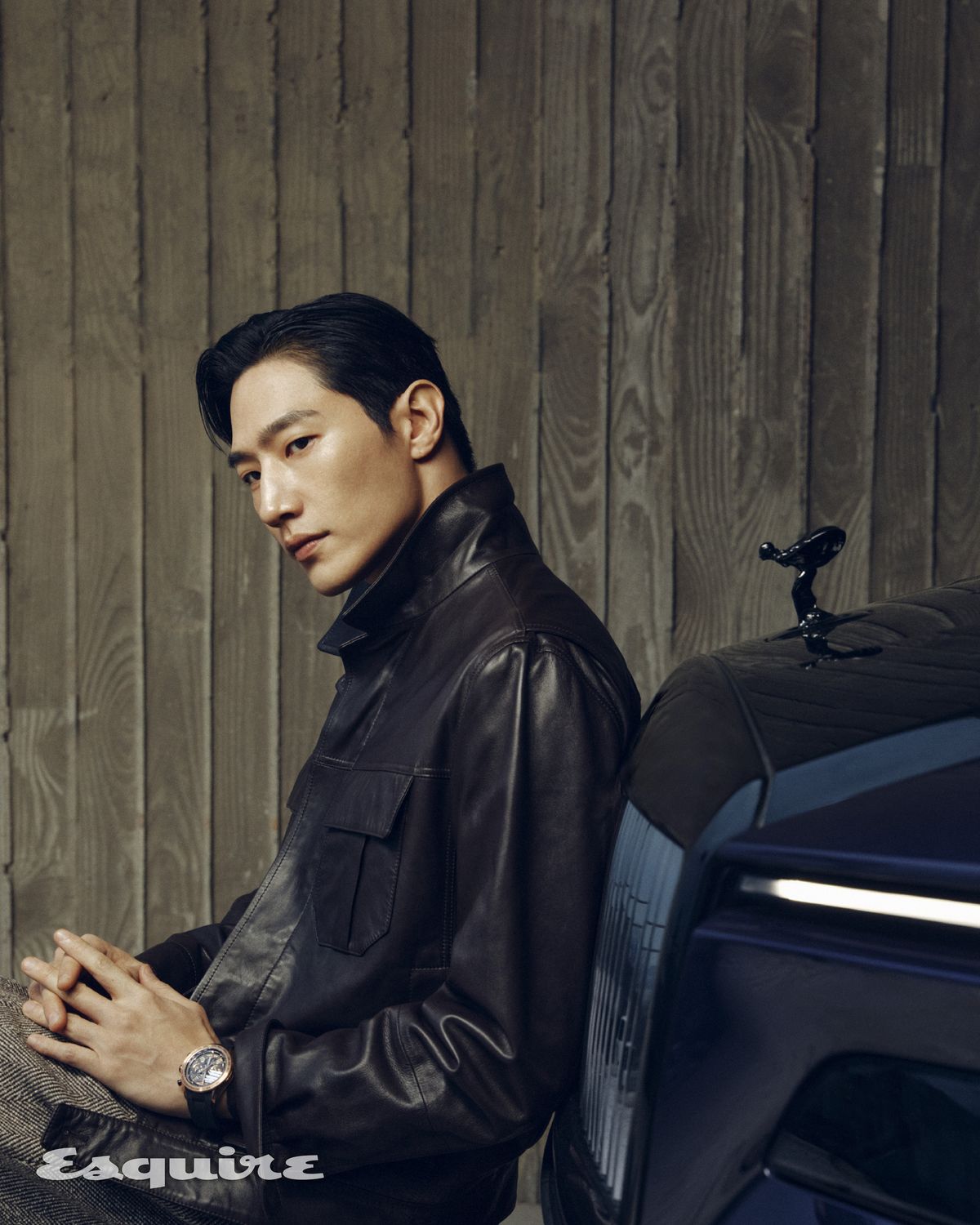 블랙 배지 스펙터는 환희의 여신상도 어두운 컬러로 마감한다. 