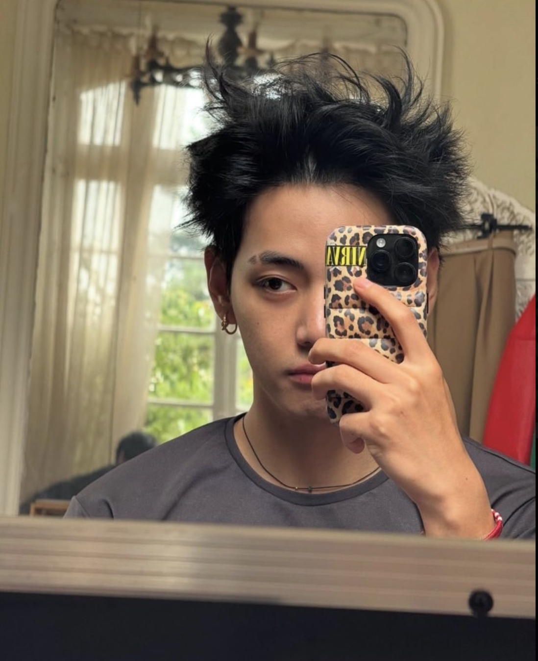 뷔의 인스타그램에 여러 번 노출 되었던 레오파드 패턴의 어반소피스티케이션 케이스/ 이미지출처: 뷔 인스타 @thv 