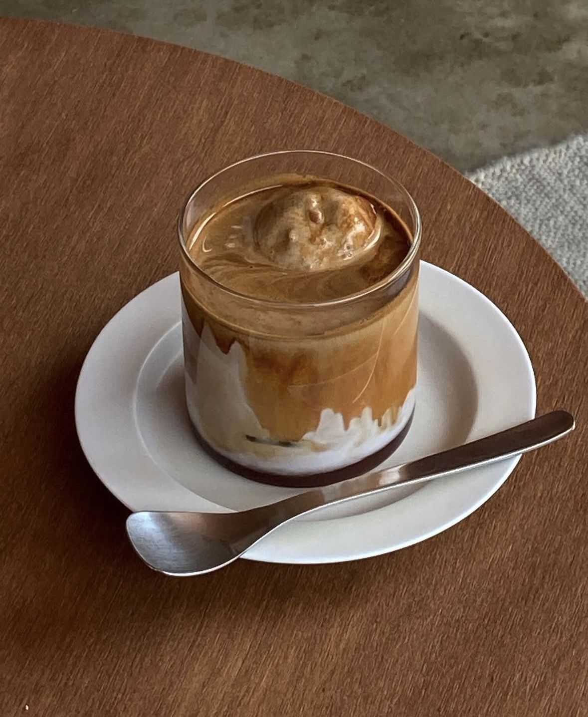 바므의 시그니처 플롯라떼는 플랫화이트라떼에 밤 아이스크림을 얹은 메뉴다. / 출처: 바므 인스타그램