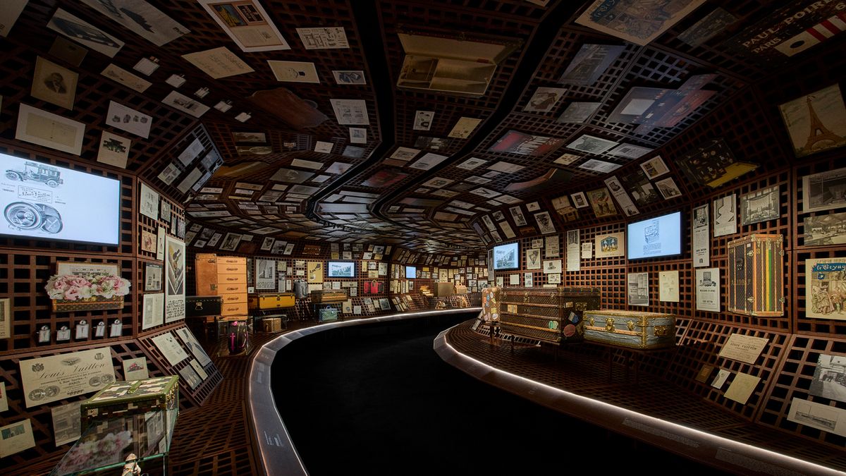 루이 비통의 출발점을 조명하고 트렁크의 역사를 한눈에 만나볼 수 있는 기원 룸. / 이미지 출처: 루이 비통