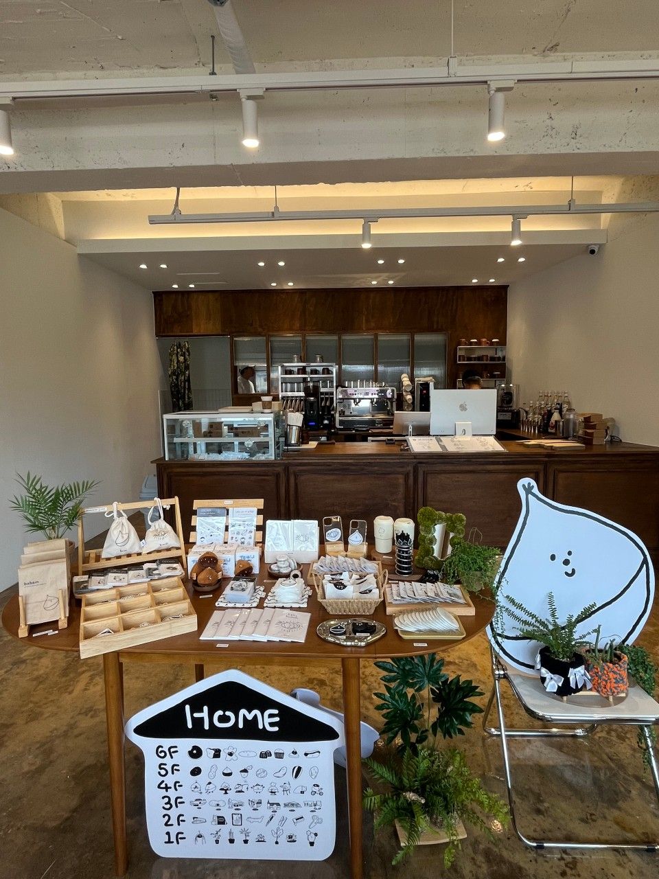 직접 디자인한 밤 캐릭터 굿즈를 판매하는 소품샵도 있다. / 출처: 네이버 지도 업체 제공