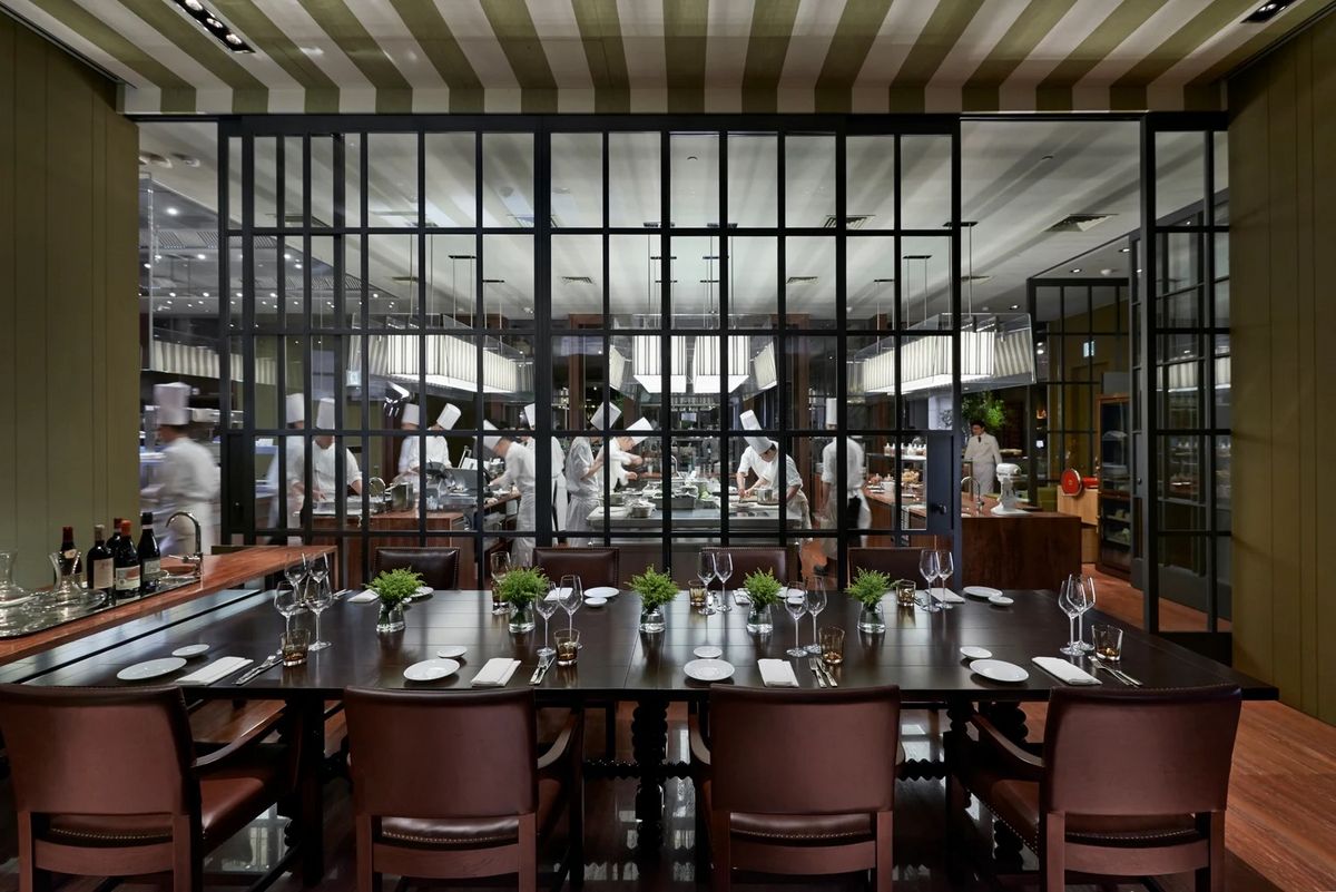 분주한 모습의 만다린 오리엔탈 타이베이 Bencotto Chef Table 셰프들. / 이미지 출처: 만다린 오리엔탈 타이베이