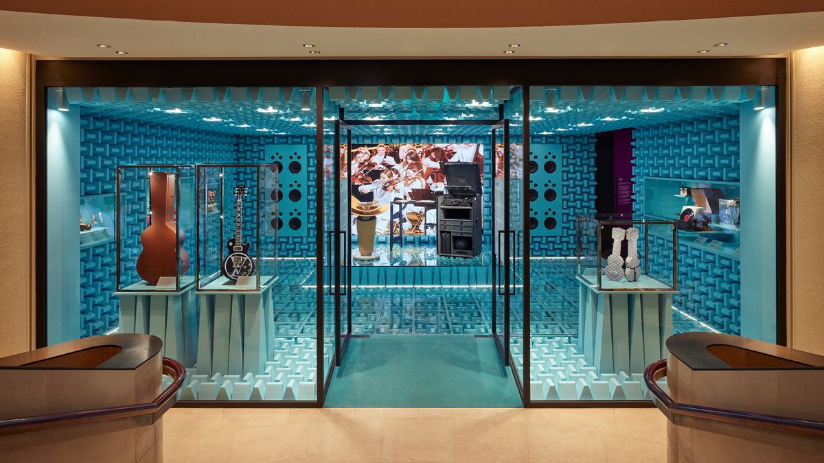 맞춤 제작 악기 케이스와 DJ 박스, 휴대용 스피커가 배치된 루이 비통 비저너리 저니 서울 음악 룸. / 이미지 출처: 루이 비통