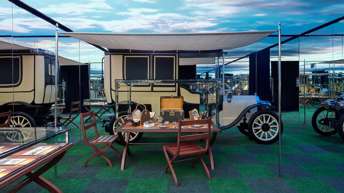 루이 비통 비저너리 저니 서울 피크닉 룸, 야외에 나온 듯한 세트 구성과 어우러진 루이 비통의 휴대용 트렁크와 테이블. / 이미지 출처: 루이 비통