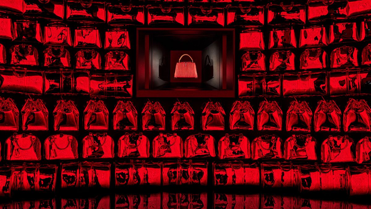 몰입형 연출을 통해 다양한 협업 백을 입체적으로 확인할 수 있는 협업 룸. / 이미지 출처: 루이 비통