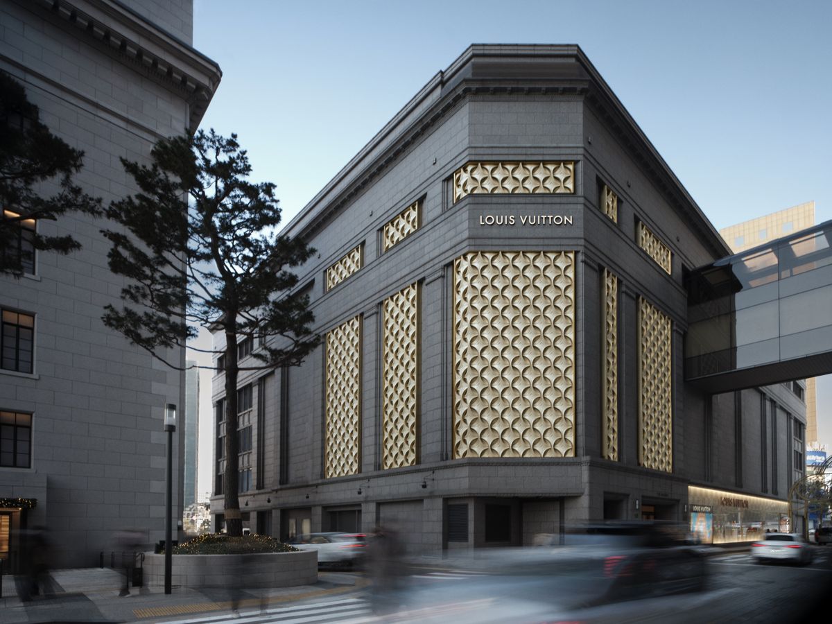 루이 비통 브랜드의 유산과 현재를 한눈에 살펴볼 수 있는 루이 비통 비저너리 서울 파사드 전경. / 이미지 출처: 루이 비통