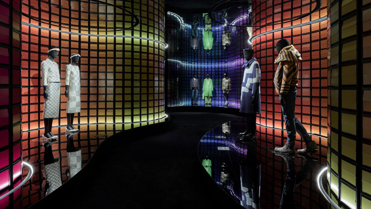 스플릿 플랩 디스플레이를 활용해 루이 비통 컬렉션과 패션쇼를 한자리에서 볼 수 있는 패션 룸. / 이미지 출처: 루이 비통