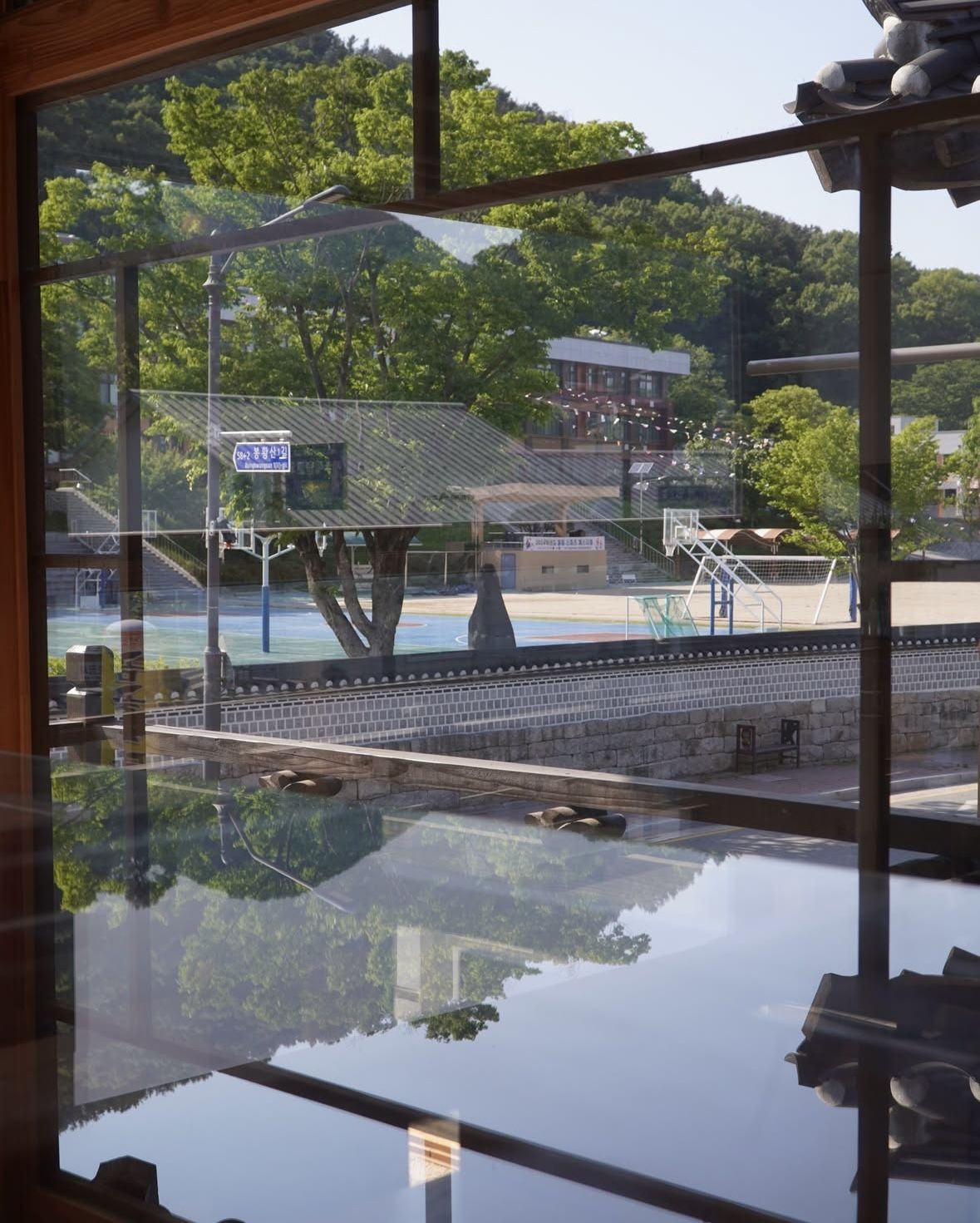 통창으로 공주의 고즈넉한 풍경이 보인다. / 출처: 체스넛프렌즈 인스타그램