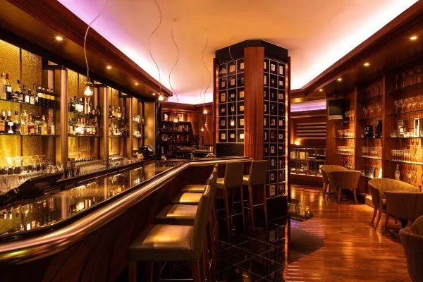 그랜드 하얏트 후쿠오카 호텔 내에 위치한 바. 재패니즈 위스키 산토리부터 다양한 글로벌 위스키와 칵테일을 즐길 수 있다. / 이미지 출처: 그랜드 하얏트 후쿠오카