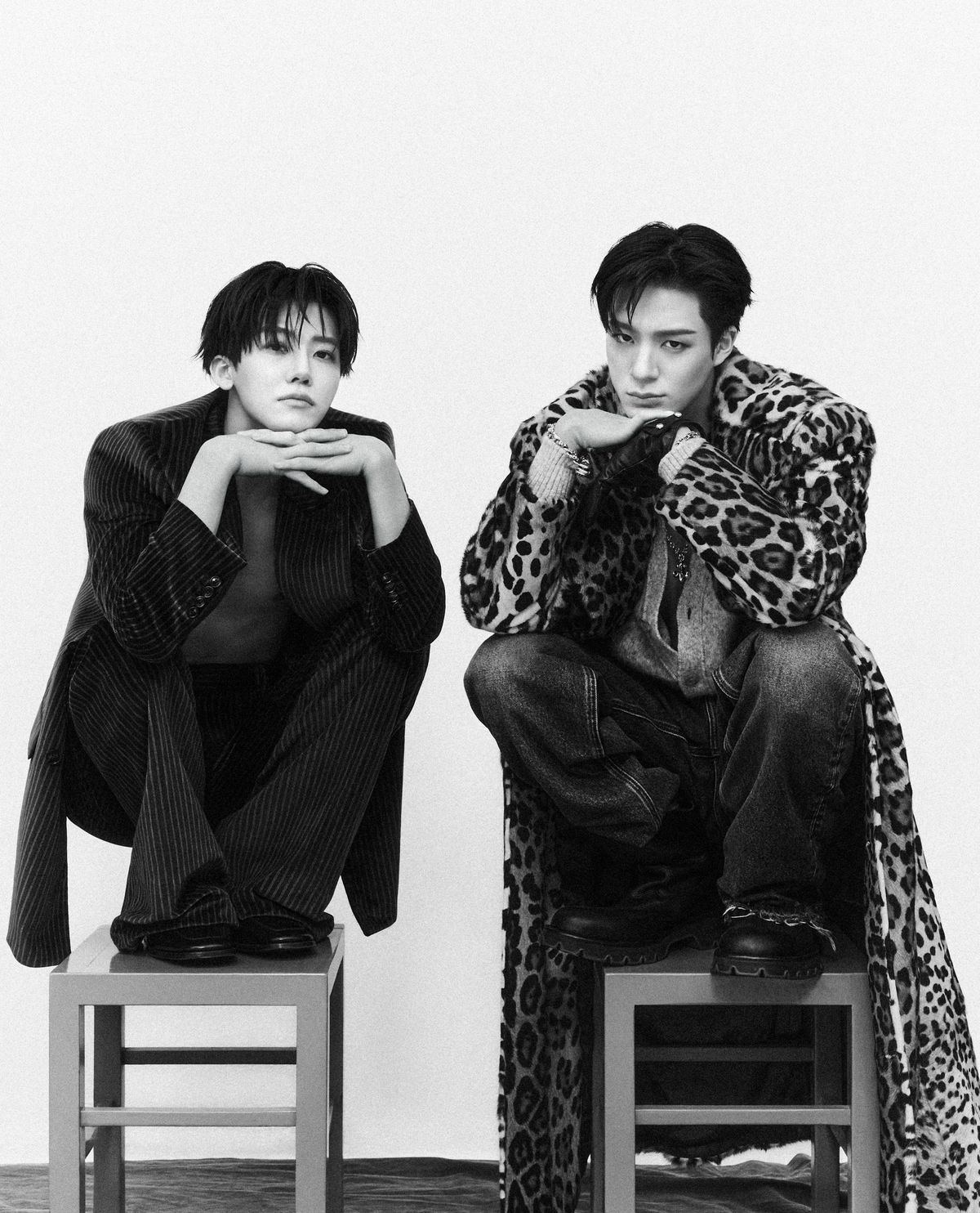 (좌) 재민이 입은 블레이저, 팬츠, 슈즈 모두 아미리. (우) 제노가 입은 코트, 가디건, 팬츠 모두 돌체앤가바나. 슈즈 로에베, 팔찌와 목걸이 크롬 하츠, 장갑 뉴인. 