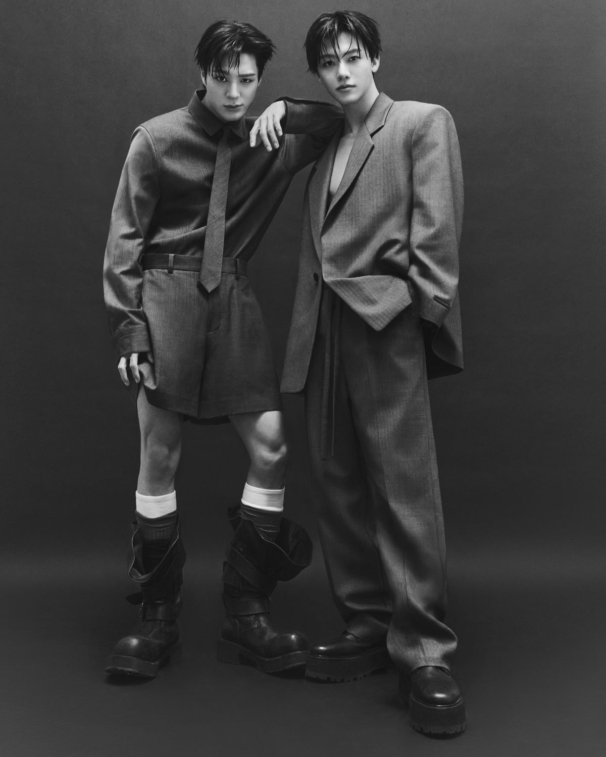 (좌) 제노가 입은 셔츠, 팬츠, 타이 모두 웰던. (우) 재민이 입은 블레이저,팬츠,신발 스타일리스트 소장품. 