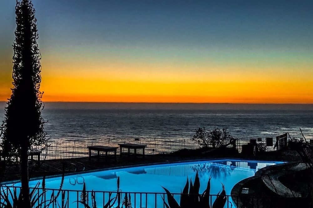 빅서의 상징적인 치유 리트리트, 에살렌 인스티튜트 내 풀장 모습이다. / 출처: 에살렌 인스티튜트 웹사이트