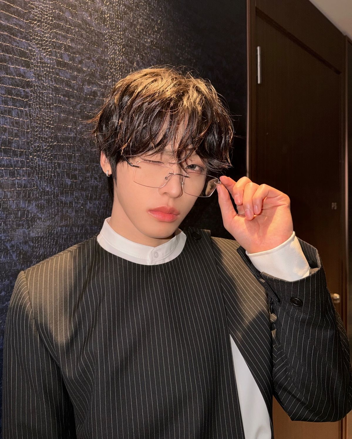 잔잔하게 물결치듯 웨이브를 넣은 NCT 리쿠 / 이미지 출처 : 인스타그램 @nctwish_official 