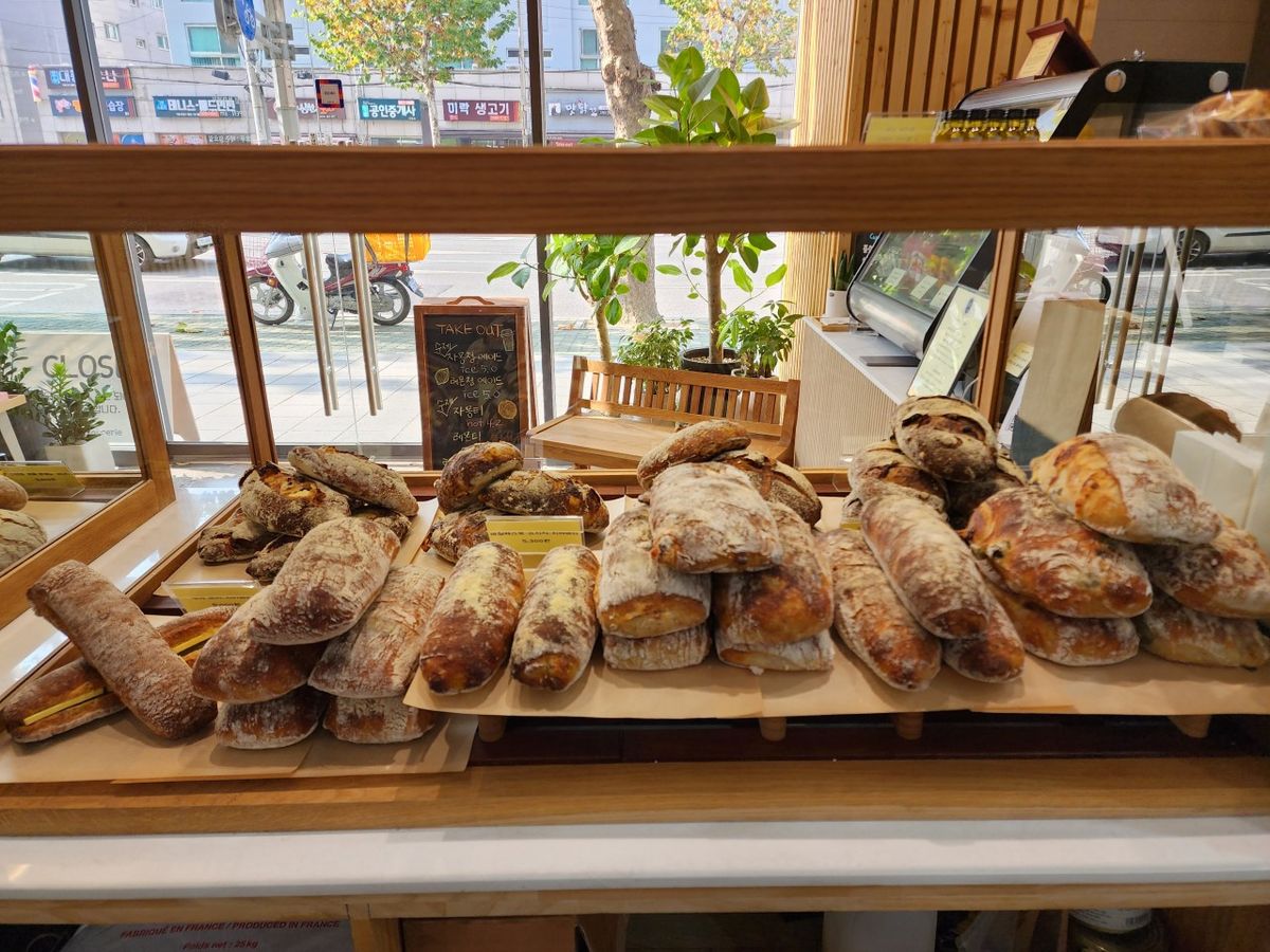 치아바타, 바게트, 캄파뉴 등 식사빵을 주로 선보이는 ‘수밀 블랑제리’. | 이미지 출처: 수밀 블랑제리 네이버지도 업체 제공 이미지