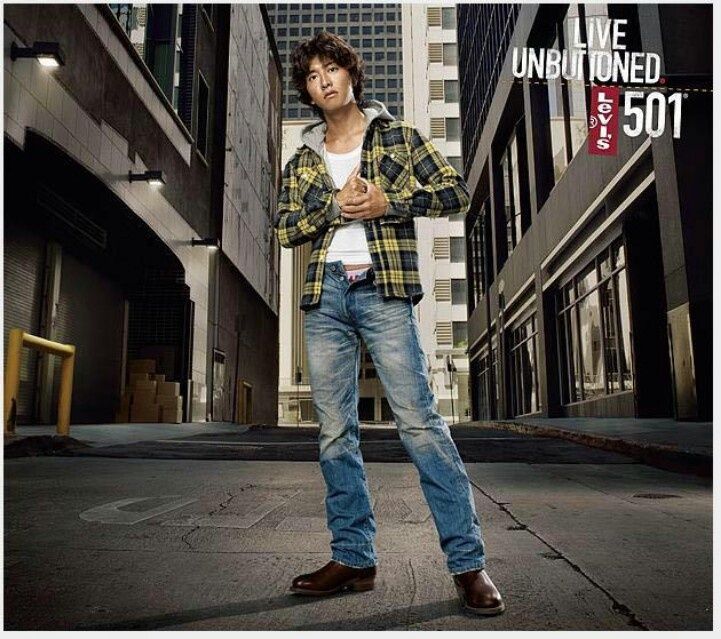 이브 생 로랑은 말했다. "나는 내가 501을 발명했기를 바란다. 501에는 표현력, 절제미, 섹시함, 그리고 간결함이 있다. 내가 내 옷들에 담고 싶어 하는 모든 것들이 그 안에 있다."