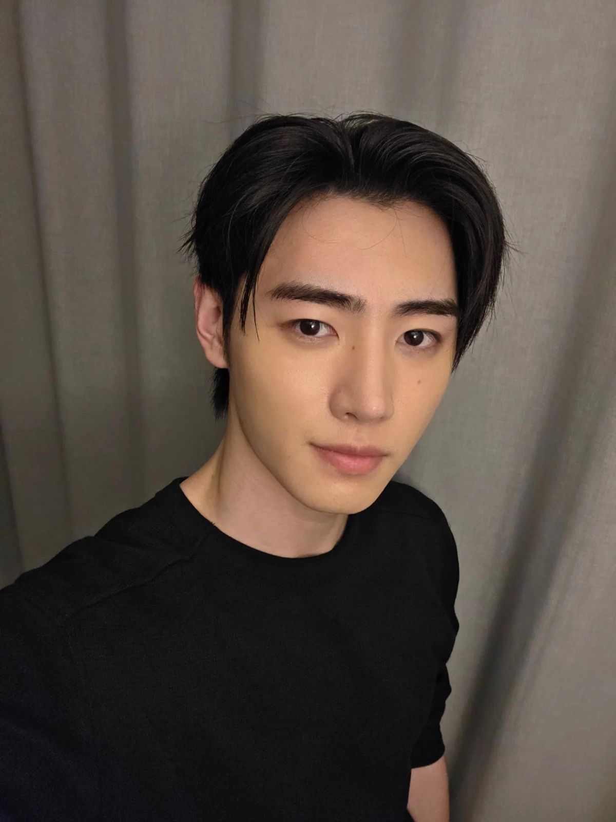 티 없이 맑은 피부를 위해 클렌징과 보습에 신경쓴다는 성훈, 정원 / 이미지 출처: 인스타그램 @enhypen