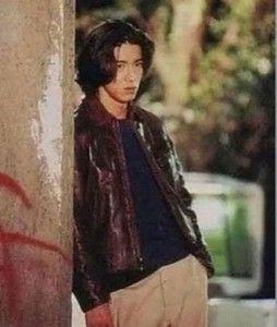 기무라 타쿠야는 빳빳한 새 레더 재킷을 그대로 입기 보단 에이징된 빈티지 제품을 입었다. 