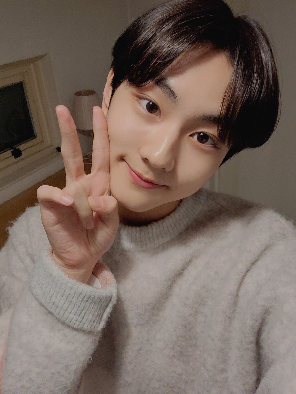 티 없이 맑은 피부를 위해 클렌징과 보습에 신경쓴다는 성훈, 정원 / 이미지 출처: 인스타그램 @enhypen