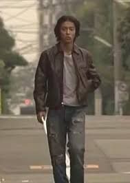 기무라 타쿠야는 빳빳한 새 레더 재킷을 그대로 입기 보단 에이징된 빈티지 제품을 입었다. 