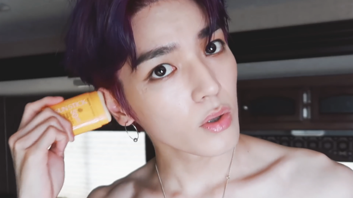  수시로 선케어 제품을 덧 바르는 모습으로 선케어 모델이 된 태용, 마크 / 이미지 출처: SM 엔터테인먼트 