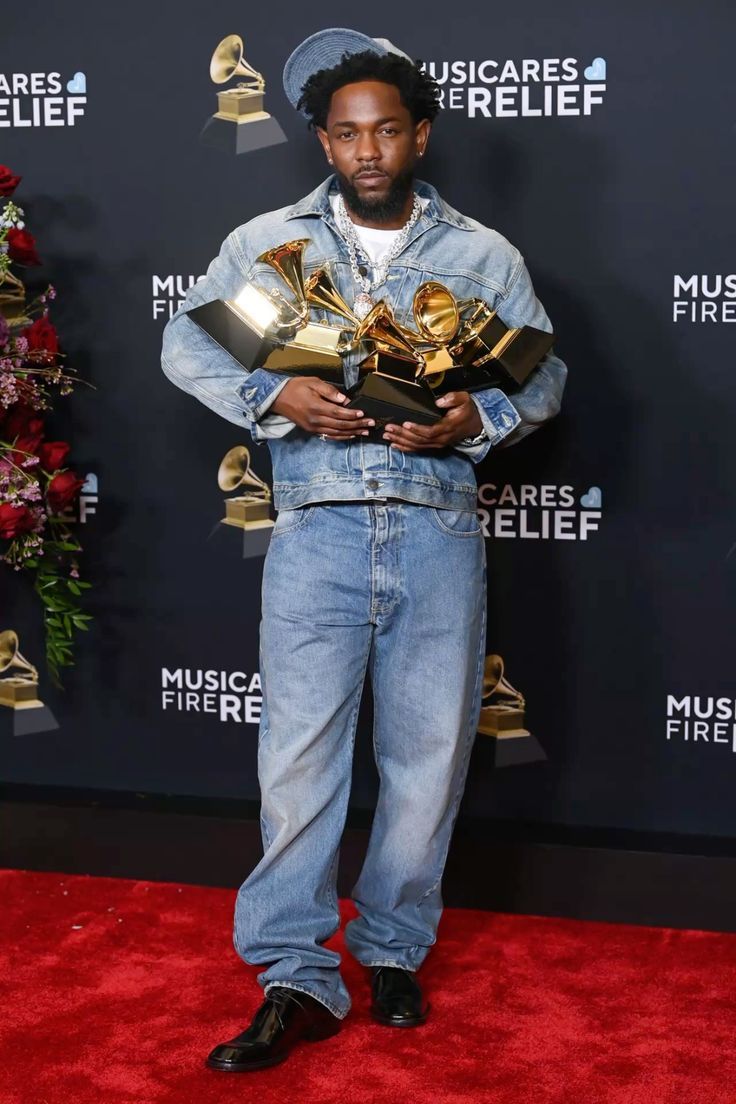 제67회 그래미 어워드 시상식에서 메종 마르지엘라의 데님 셋업을 입고 수상을 한 켄드릭 라마. / 이미지 출처: 게티 이미지. 