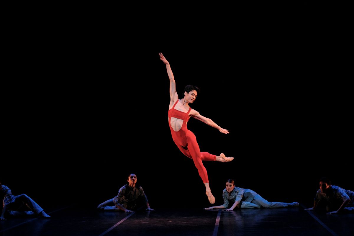 불새의 신화적 이미지를 출발점으로, 러시아 작곡가 스트라빈스키의 음악 속에 흐르는 본질을 무대 위 춤으로 끌어올렸다. / 출처: 바이브컴퍼니 제공