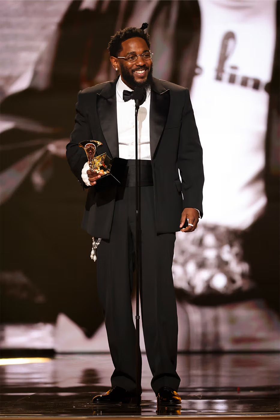 제68회 그래미 어워드 시상식에서 샤넬의 커스텀 턱시도를 입고 수상 소감을 하는 켄드릭 라마. / 이미지 출처: 게티 이미지. 