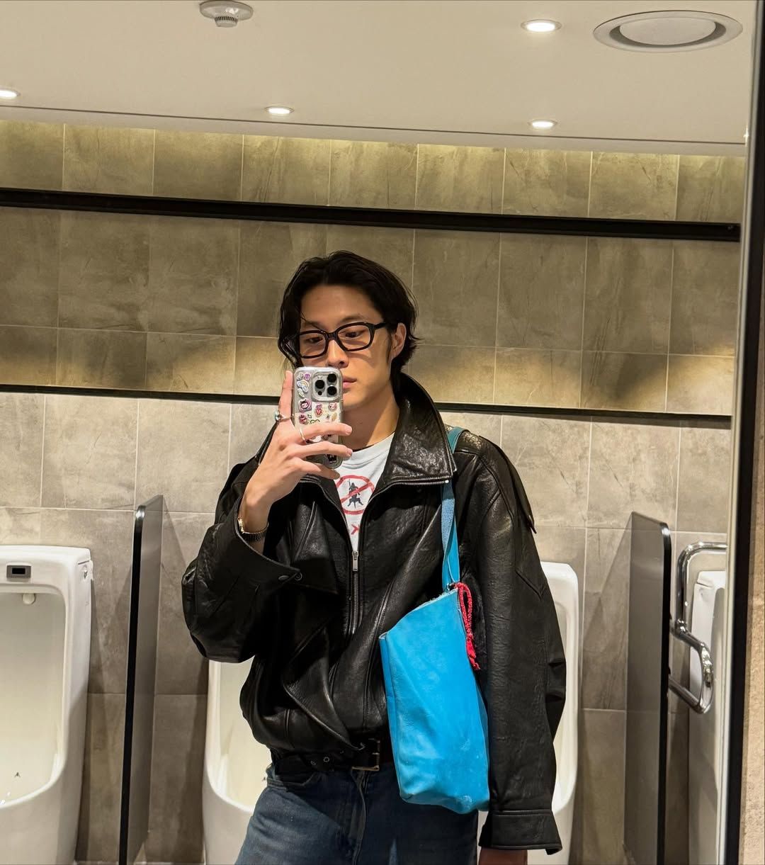 안경, 에코백, 그래픽 티셔츠. 합격. / 이미지출처: 이종원 인스타그램 @wonjong_