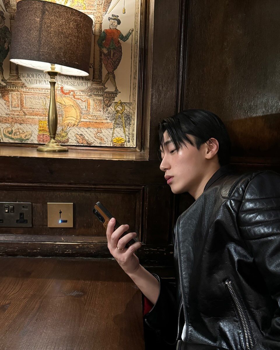 레더 재킷에 흰 티는 클래식이다. / 이미지출처: 에이티즈 산 @choi3an