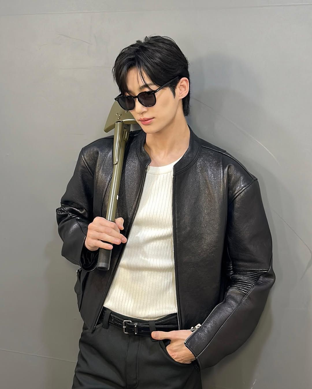 레더 재킷에 흰 티는 언제나 클래식이다. / 이미지출처: 변우석 인스타 @byeonwooseok