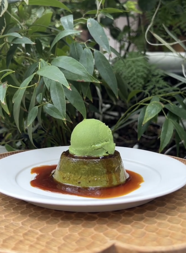 말차 소스와 아이스크림은 얹은 잇푸쿠 앤 말차의 시그너처 말차 푸딩. / 이미지 출처: 카페 인스타그램 @ippukuandmatcha