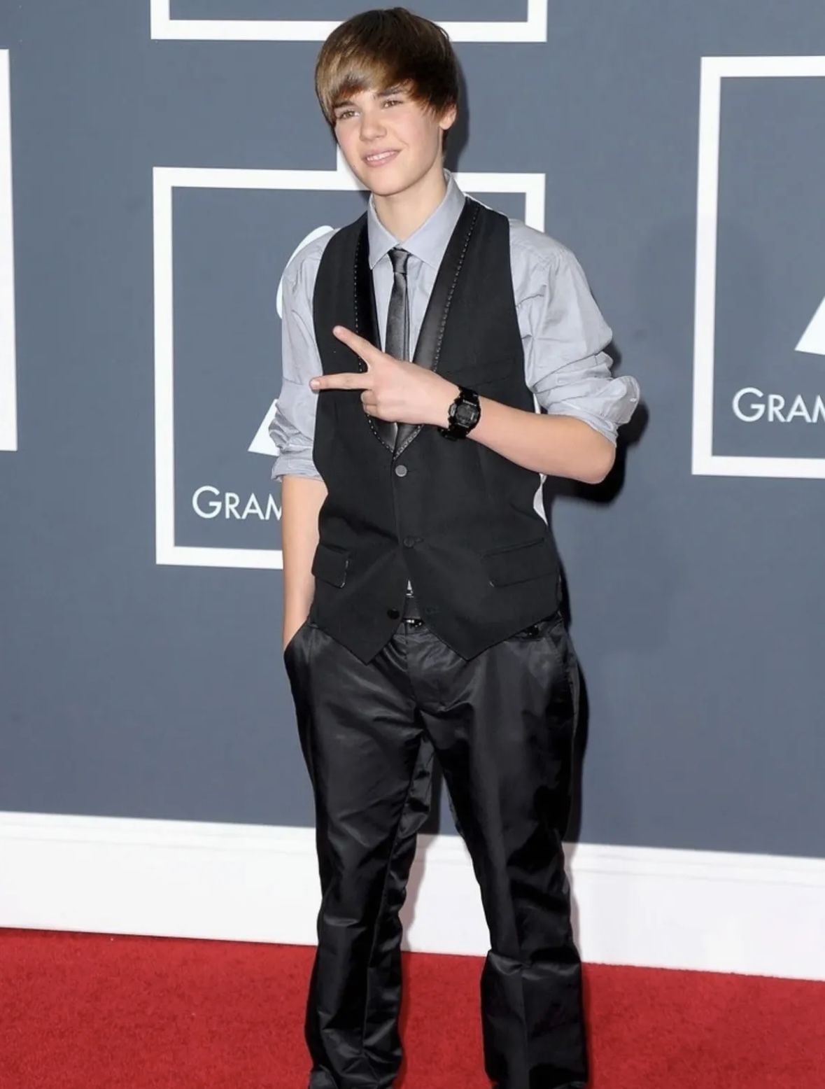 제52회 그래미 어워드 시상식에서 포멀한 룩을 선보이는 16살의 저스틴 비버의 앳된 모습. / 이미지 출처: 게티 이미지. 