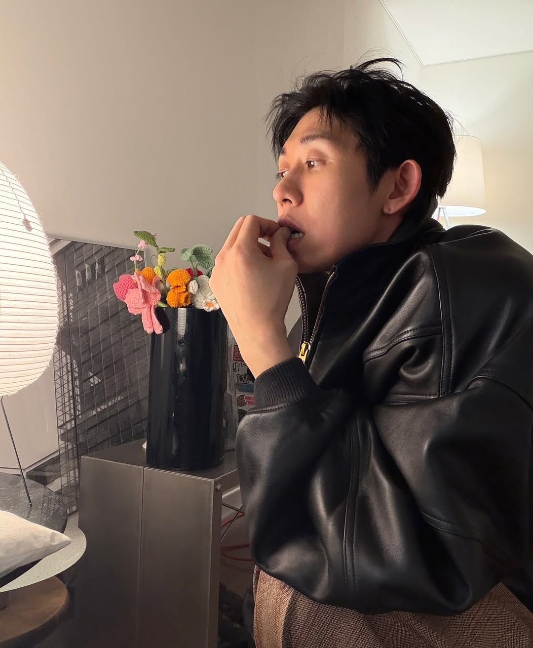 완전 핏 되는 것보다는 넉넉한 사이즈의 레더 재킷이 더 스타일리시 해보인다. / 이미지출처: 코드쿤스트 인스타그램 @codekunst