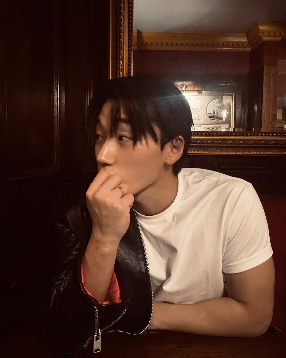 레더 재킷에 흰 티는 클래식이다. / 이미지출처: 에이티즈 산 인스타그램 @choi3an