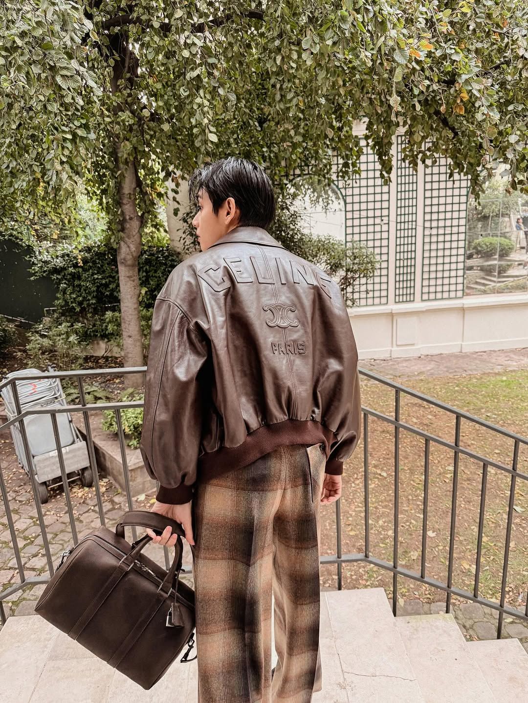 브라운 레더 재킷은 블랙 레더 재킷 대신 좋은 선택지가 되기도 한다. / 이미지출처: 뷔 인스타그램 @thv 
